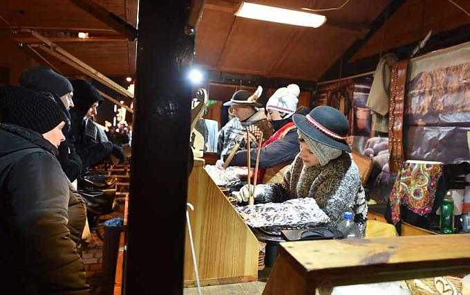 Weihnachtsstand mit Oscypek (geräuchertem Käse) im Angebot. Verkaufsstand mit Bernstein