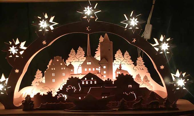 Schaufenster mit Schwibbögen des Holzschnitzers Sonneberg aus Schlitz. Schaufenster mit Schwibbögen des Holzschnitzers Sonneberg aus Schlitz.