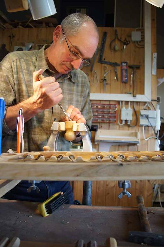 Gedrechselter Rohling wird im Schraubstock bearbeitet Markierung mit dem Zirkel