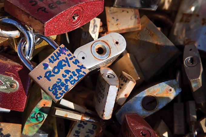 Schlösser an der Milvischen Brücke in Rom Schlösser an einer Absperrkette auf dem Ponte Umbertio