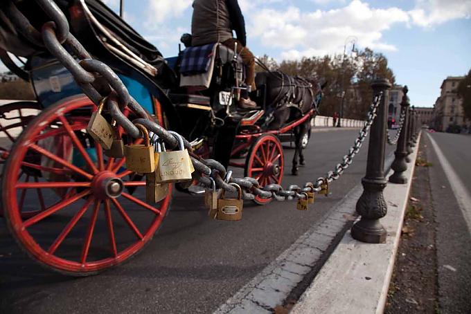 Schlösser an einer Absperrkette auf dem Ponte Umbertio Schlösser an einer Absperrkette auf dem Ponte Umbertio