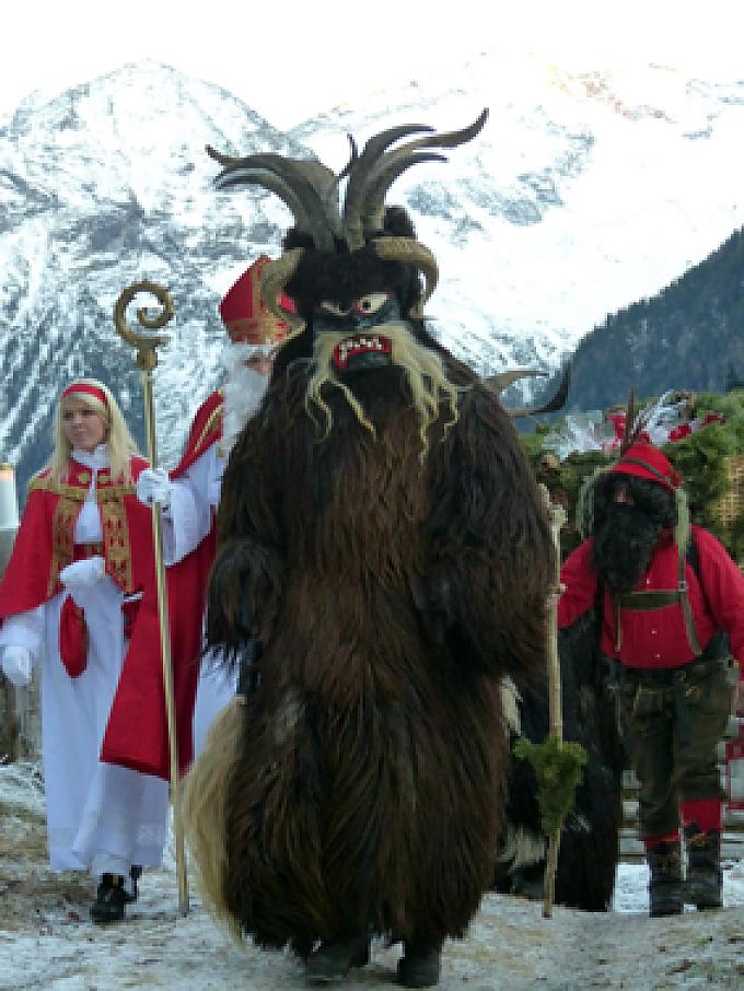 Passen-Prozession am Nikolaustag Krampus-Gestalt in verschneiter Landschaft