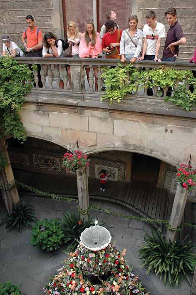Zuschauer im Innenhof des Museums Frederic Mares, im Hintergrund das „tanzende Ei“. Zuschauer im Innenhof des Museums Frederic Mares, im Hintergrund das „tanzende Ei“.