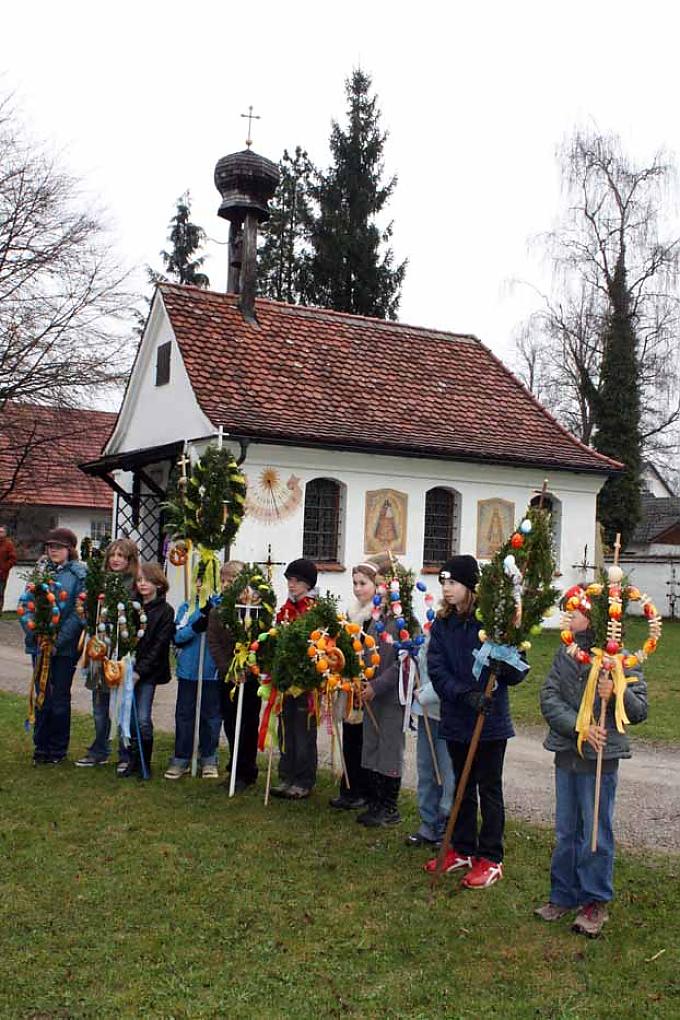 Kinder versammeln sich mit ihren Palmen an der Leonhardskapelle Kinder warten mit ihren Palmen