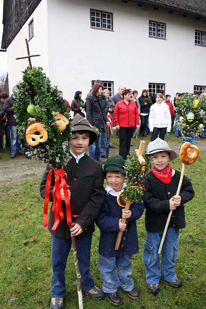 Kinder warten mit ihren Palmen Kinder warten mit ihren Palmen
