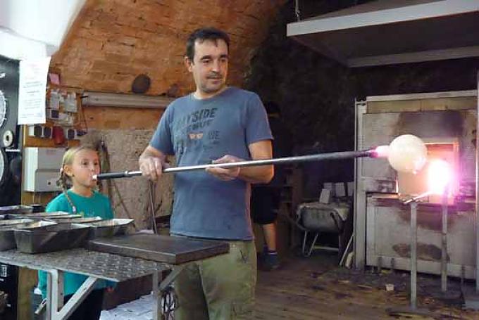 Blasen von Weihnachtskugeln in Rattenberg Blasen von Weihnachtskugeln in Rattenberg