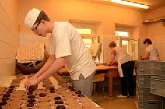 Löschner´s Pfefferküchlerei: Azubi Martin Kotzsch füllt Kirschbomben Löschner´s Pfefferkuchen: Kirschbomben nach der Schokodusche