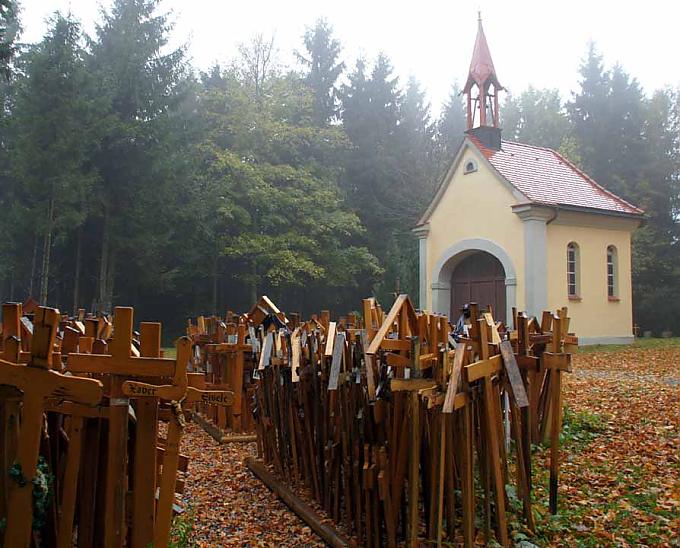 Die erste Gruppe der Sterbehölzle wurde in Kreuzform aufgestellt Die erste Gruppe der Sterbehölzle wurde in Kreuzform aufgestellt