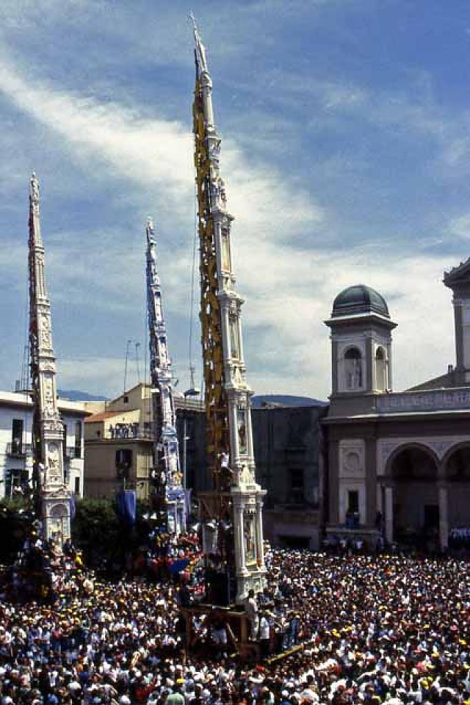 Gigli“ nennen die Einheimischen die über 20 Meter hohen Brettertürme, „Lilien“ Eine Barke soll an die Rückkehr von Paulinus aus der Gefangenschaft erinnern