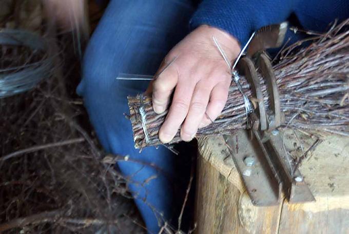 Elfriede Lerbscher beim Herstellen eines Besens Elfriede Lerbscher beim Herstellen eines Besens