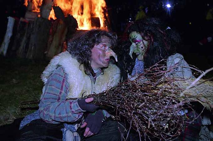 Hexen mit Reisigbesen Elfriede Lerbscher beim Herstellen eines Besens