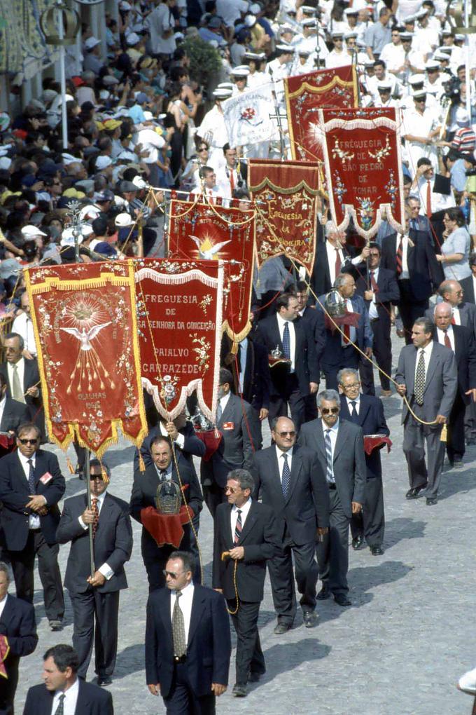 Die Männer tragen die Kronen Die Frauen haben schwer zu tragen