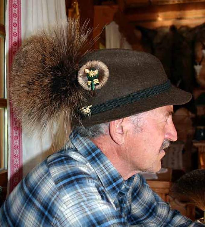 Otto Schall trägt die alte Huttracht des Allgäus Otto Schall trägt die alte Huttracht des Allgäus