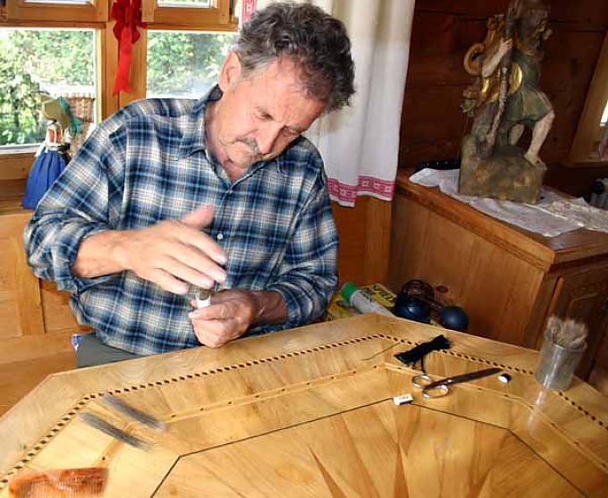 Einzelne Büschel aus dem Haarkleid der Gems werden in gleicher Länge in ein Röhrchen gesteckt Einzelne Büschel aus dem Haarkleid der Gems werden in gleicher Länge in ein Röhrchen gesteckt