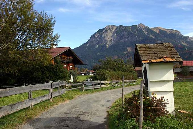 Am Karatsbichlweg in Oberstdorf befindet sich das Haus von Otto Schall Einzelne Büschel aus dem Haarkleid der Gems werden in gleicher Länge in ein Röhrchen gesteckt