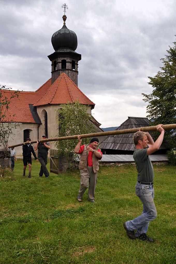 Die Kerze wird auf die hinter der Kirche gelegene Hochfeldwiese getragen St. Benedikten