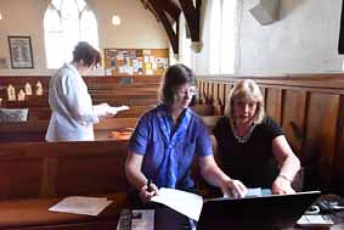 Gemeindeleiterin Helen Boon spricht den Gottesdienst mit Martha durch. Gemeindeleiterin Helen Boon spricht den Gottesdienst mit Martha durch.