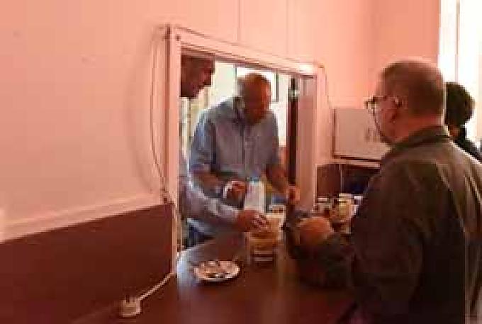 In der Küche wird Kaffee und Tee vorbereitet. Presbyterianisch-methodistische Kirche St Andrews United im neuseeländischen Hokitika.