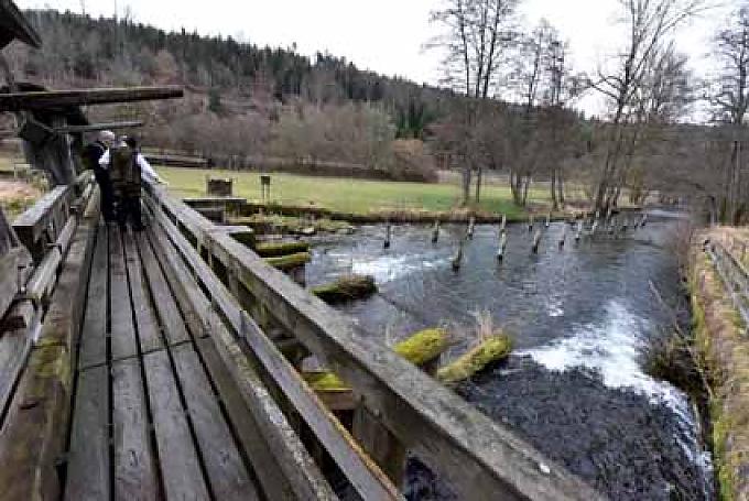 Martin Spreng erklärt Besuchern die Funktion der Wasserstube. Martin Spreng erklärt Besuchern die Funktion der Wasserstube.
