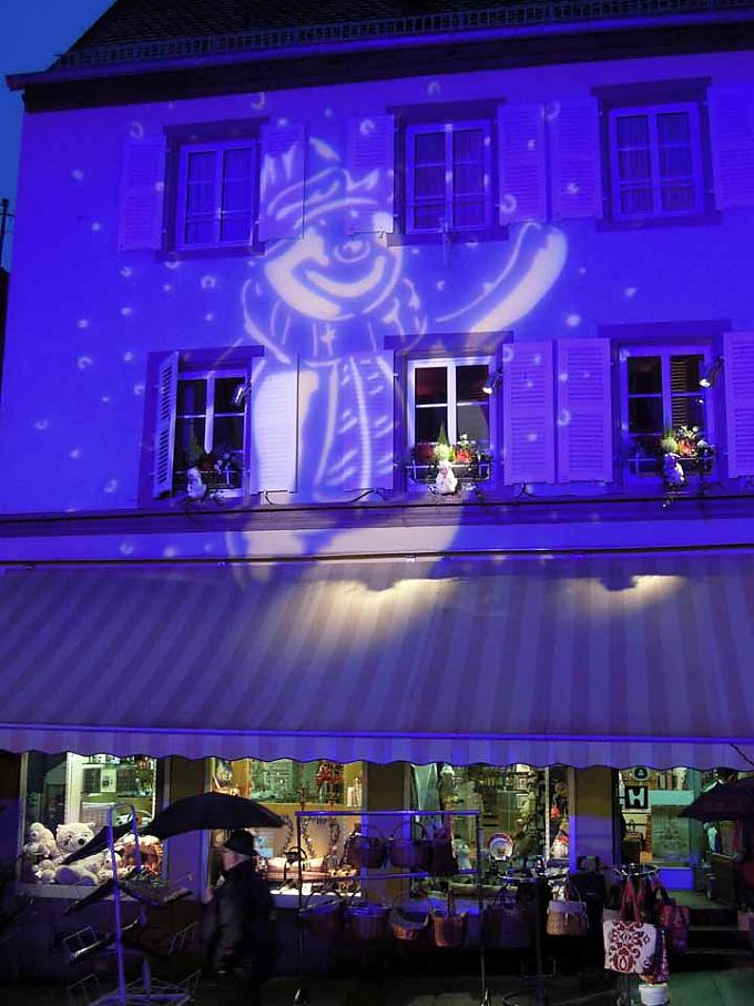 Weihnachtlich illuminierte Hausfassade Klebebild mit Nikolaus im Lebkuchenmuseum