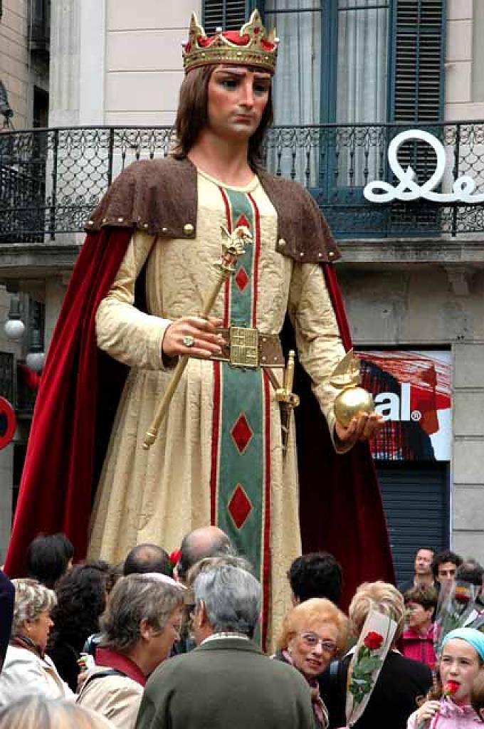 Gigant der Stadt Barcelona, der König Mutter und Tochter schauen sich ein Buch bei einem der vielen Antiquariate an