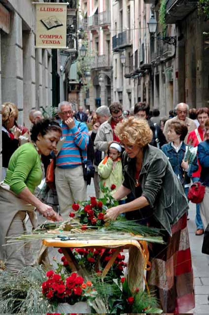 Rosenbinderinnen in einer kleinen Straße von Barcelona Mutter und Tochter schauen sich ein Buch bei einem der vielen Antiquariate an