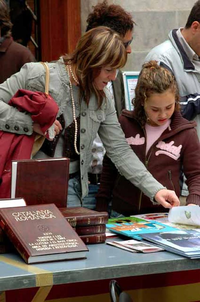 Mutter und Tochter schauen sich ein Buch bei einem der vielen Antiquariate an Mutter und Tochter schauen sich ein Buch bei einem der vielen Antiquariate an