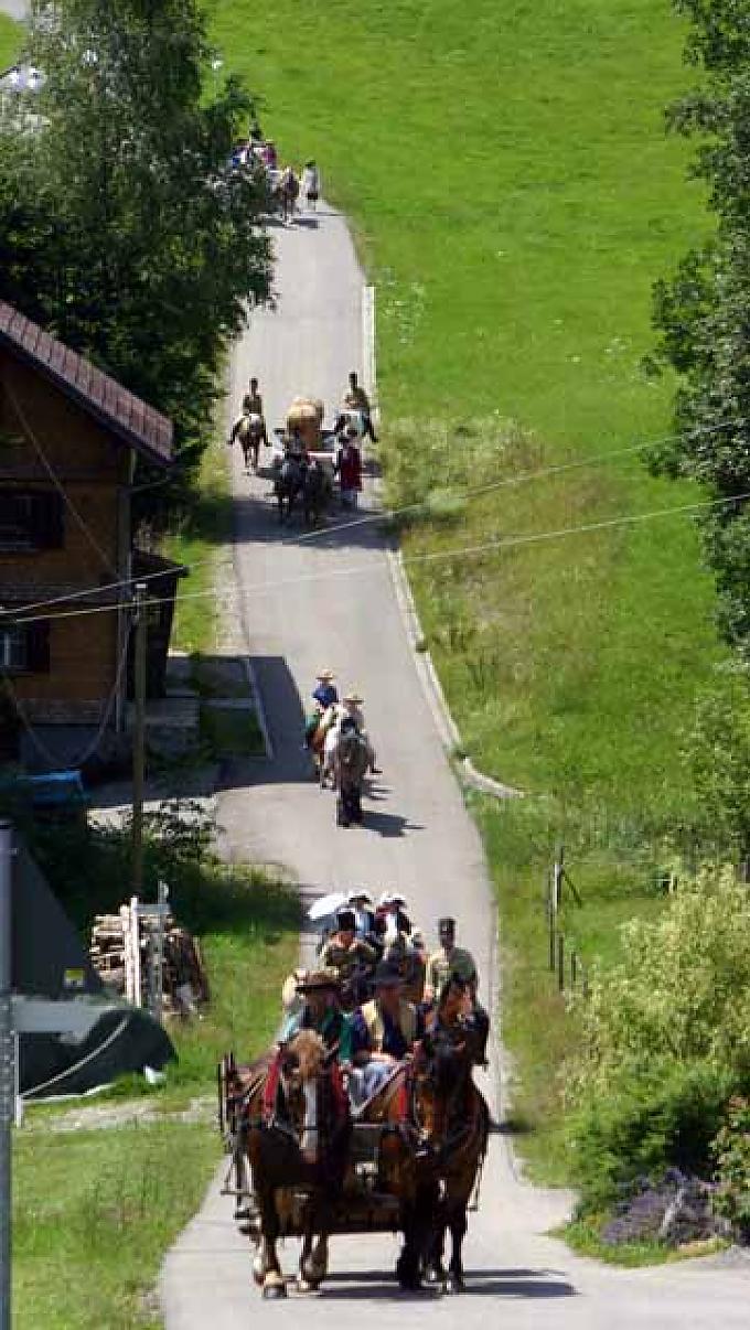 Auf dem Weg von Genhofen nach Simmerberg Der Salzzug auf dem Weg nach Genhofen