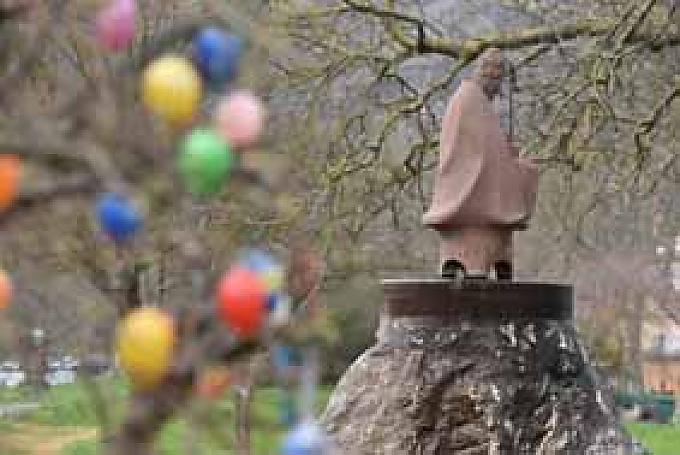 Urbanus Brunnen in Ediger-Eller Auf Steinreliefs am Osterbunnen in Briedel wird die Geschichte des kleinen Moselortes festgehalten.