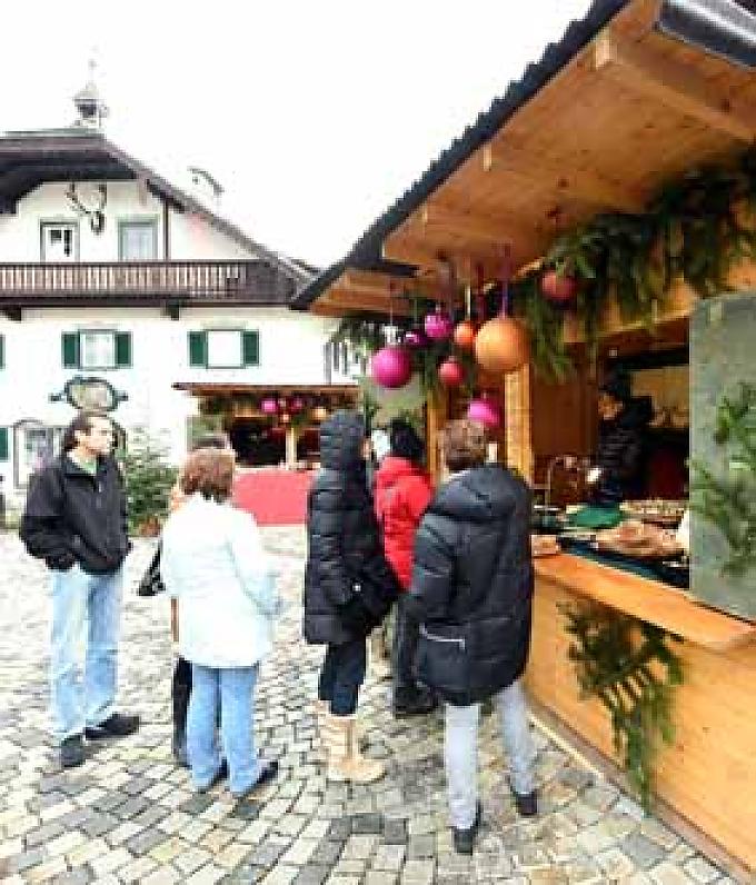 Besucher auf dem Adventsmarkt Sissi-Ausstellung