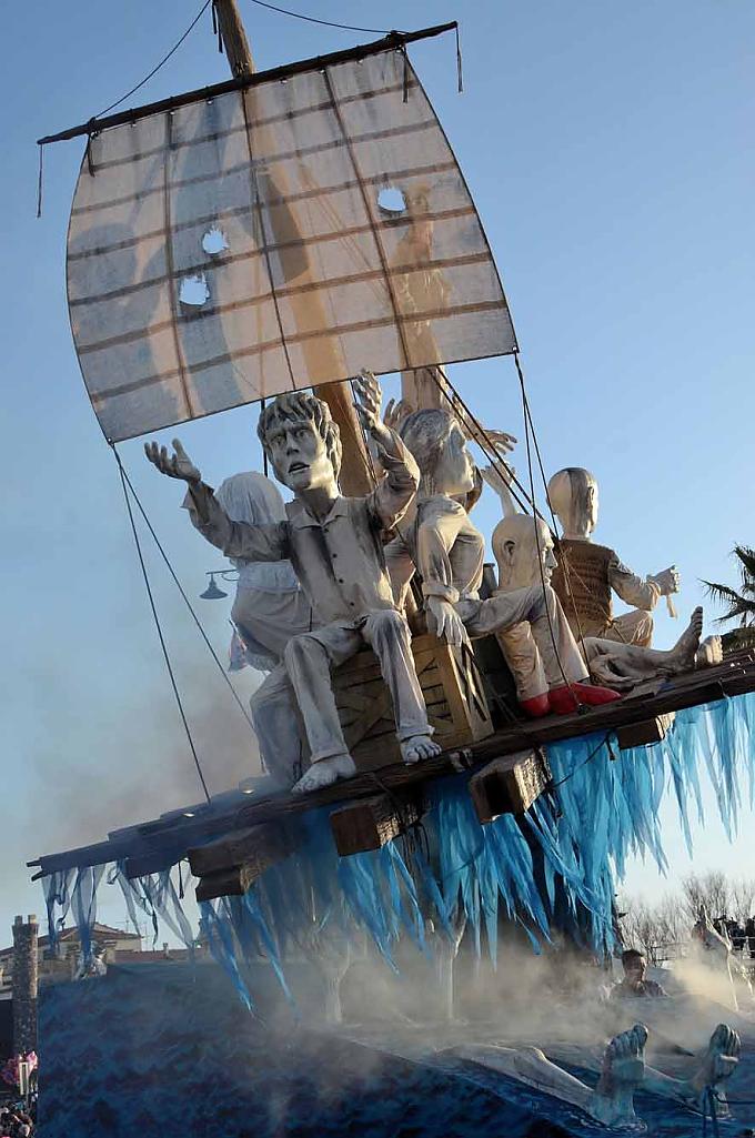 Das Floß der Medusa erinnert an Flüchtlinge im Mittelmeer. Das Floß der Medusa erinnert an Flüchtlinge im Mittelmeer.