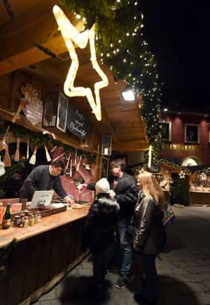 Krippe in St. Wolfgang. Zentrum des Adventsmarktes ist die begehbare lebensgroße Krippe im Pfarrgarten vom Holzbildhauer Matthäus Mayrhauser.