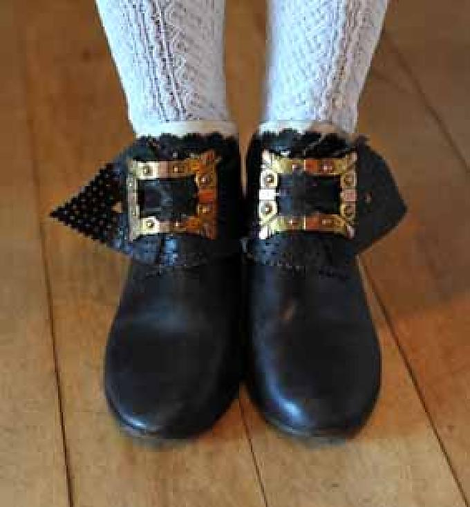 Kunstvolle Schnallen an den Schuhen Kunstvolle Schnallen an den Schuhen