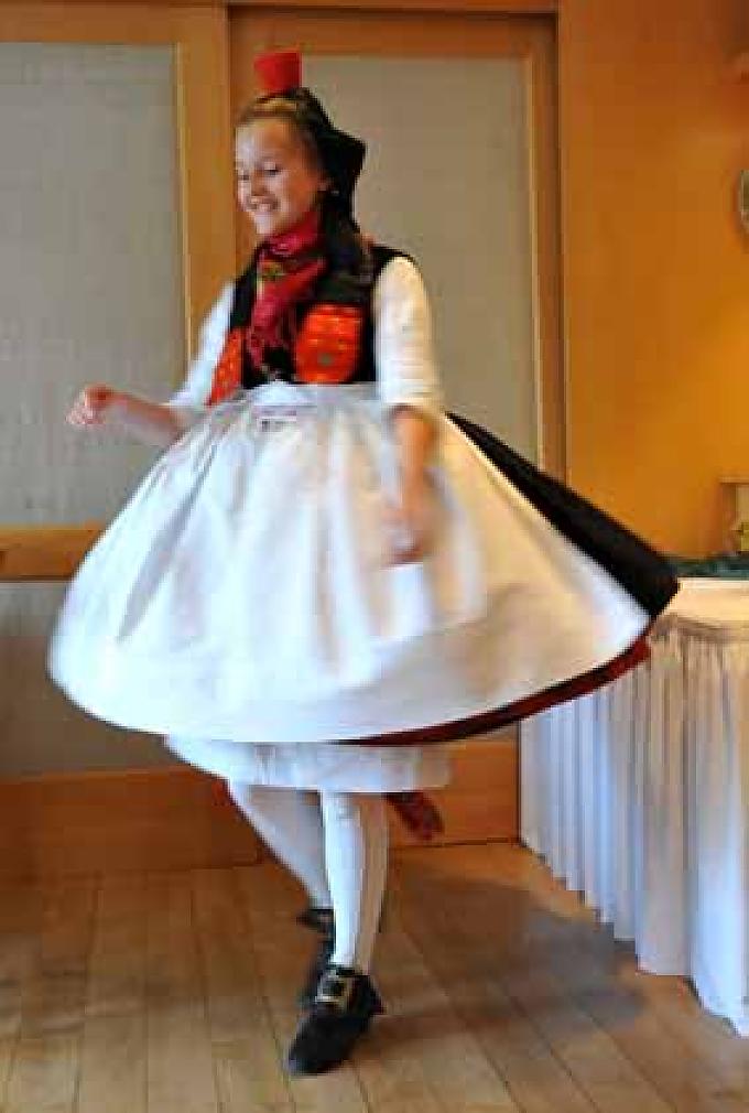 Wenn Jana Schwung aufnimmt, fliegt ihr Rock in die Luft Rotkäppchen-Denkmal in Willingshausen