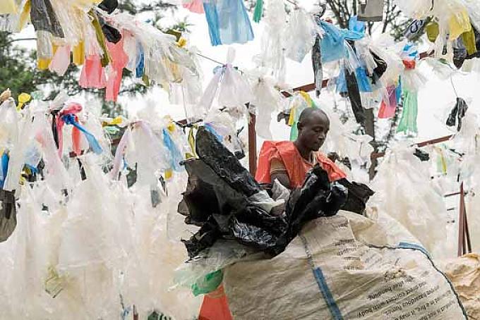 Recyclingfirma Ecoplastic, gewaschene Plastiktüten werden zum Trocknen aufgehängt
