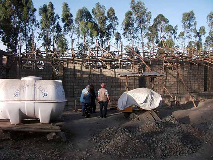 Ehepaar Krekeler besichtigt den Neubau einer Schule Eine Ordensschwester begleitet die Krekelers als Dolmetscherin