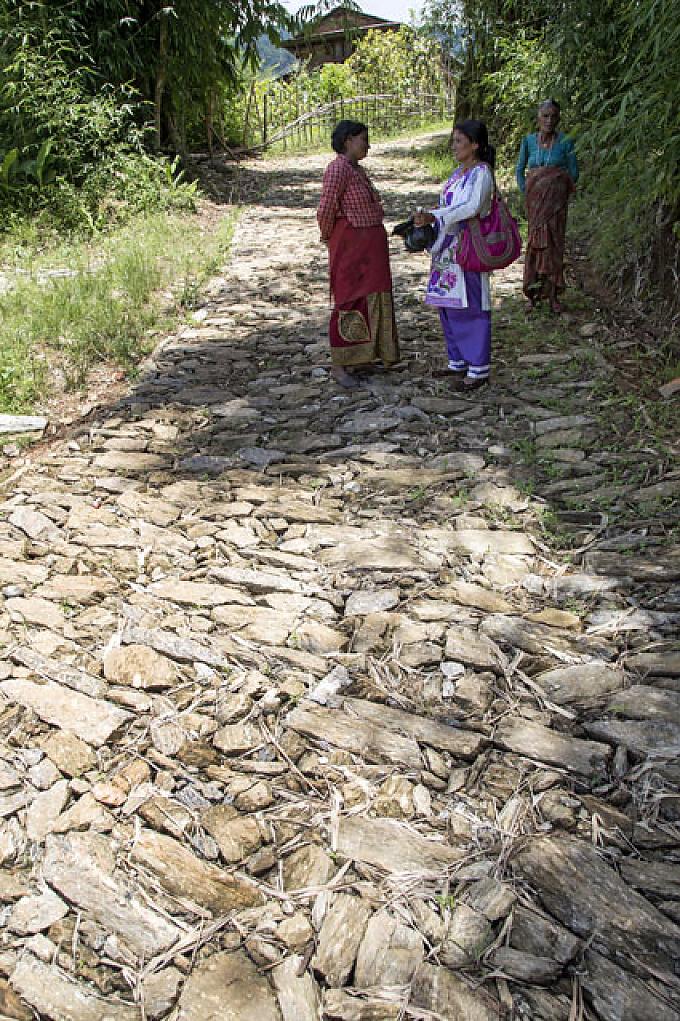 Mit Hilfe von Misereor reparierte Straße in einem Dorf in Dolakha Sozialarbeiterin Sujata Mahartan