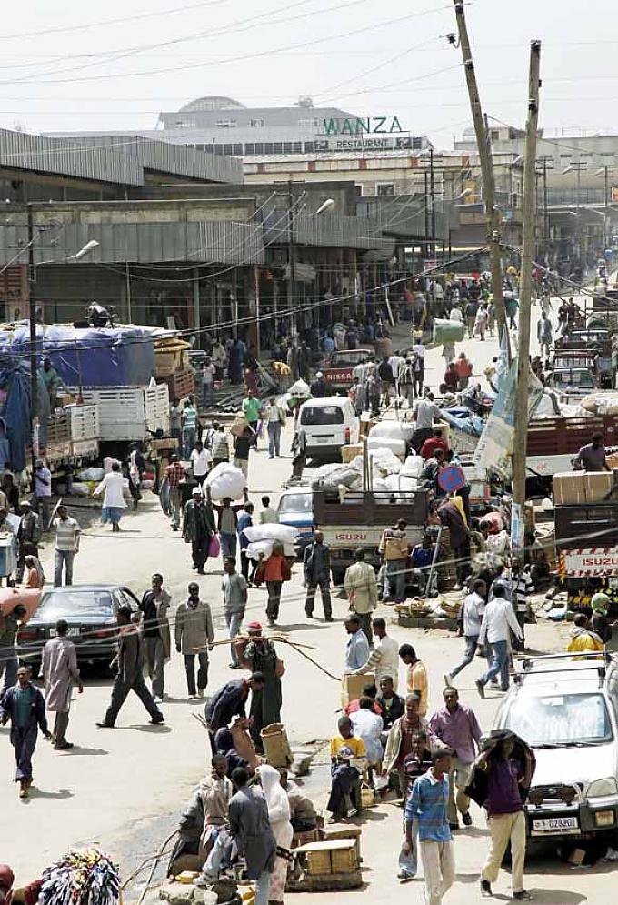 "Merkato", der größte Marktplatz Afrikas LKW Reifen für die Schuhproduktion