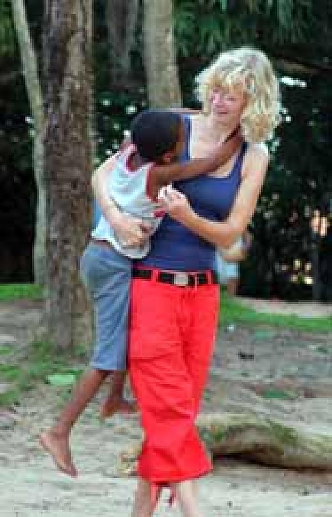 Christine trägt die Kinder nach Haus Ein Junge beim Spieltreff.