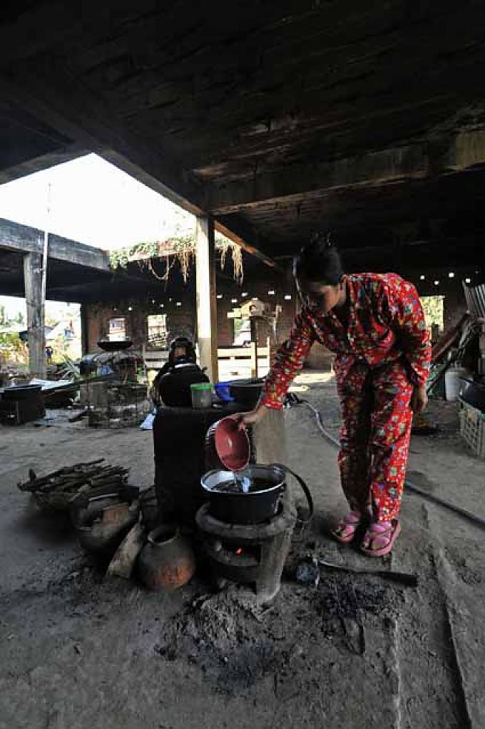 Bewohner in einer ehemaligen Textilfabrik. An Pel in ihrer "Küche". Bewohner in einer ehemaligen Textilfabrik. An Pel in ihrer "Küche".
