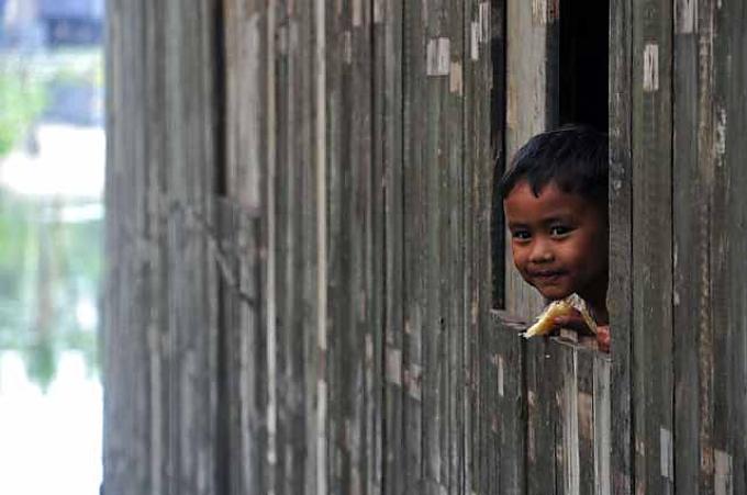 Bewohner auf dem Bahnhofsgelände in Battambang Bewohner in einer ehemaligen Textilfabrik. Die Seidenweberin Can Pheit bei der Arbeit.