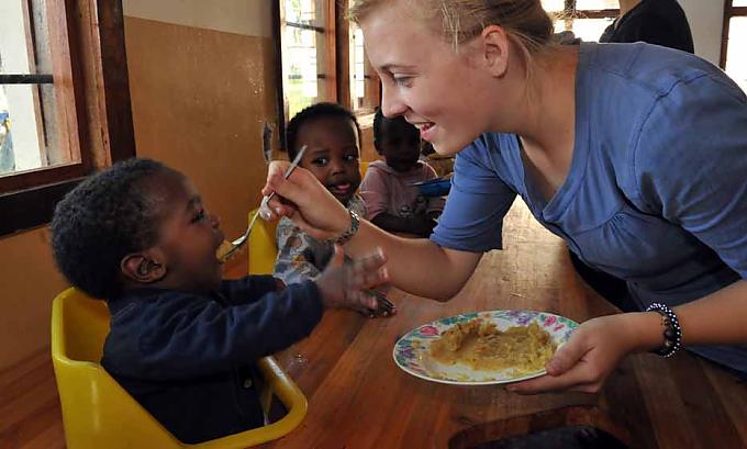 Sarah füttert die Kleinen mit Kartoffelbrei. Norah im Schlafsaal.
