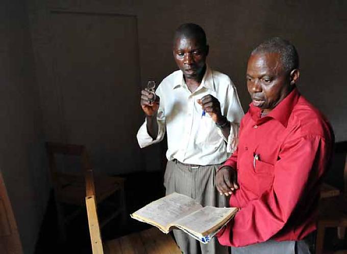 Felix (l.) und "der weise Mann", wie sie Thomas Mbabariye nennen Betty