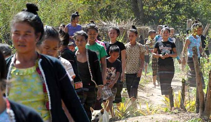 Die Frauen von Phounmagmi Die Setzlinge werden in durchgeschnittenen Platikflaschen gezogen