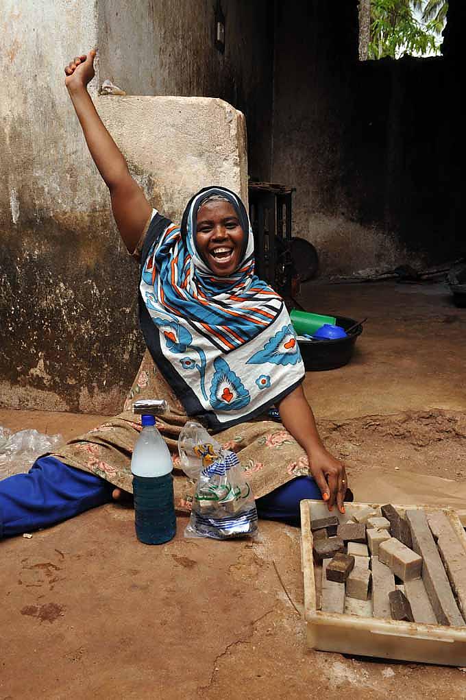 Stolz auf ihre Produkte, die Frauen von Kizimkazi Stolz auf ihre Produkte, die Frauen von Kizimkazi