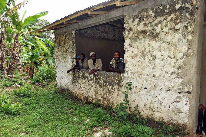 Salum Raschid (2.v.r.)und Hassan Ali (r.) Gasstation von HIMA