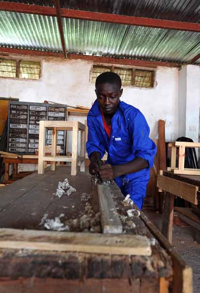 Jugendliche in der Schreinerwerkstatt Jugendliche in der Schreinerwerkstatt