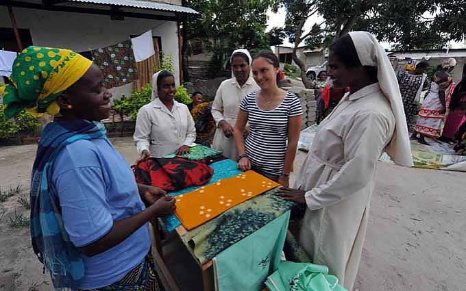 Eva Pitterow und Daughters of Mary Immaculate besuchen Frauen der Womans Group in Mailumaja Eva Pitterow und Daughters of Mary Immaculate besuchen Frauen der Womans Group in Mailumaja
