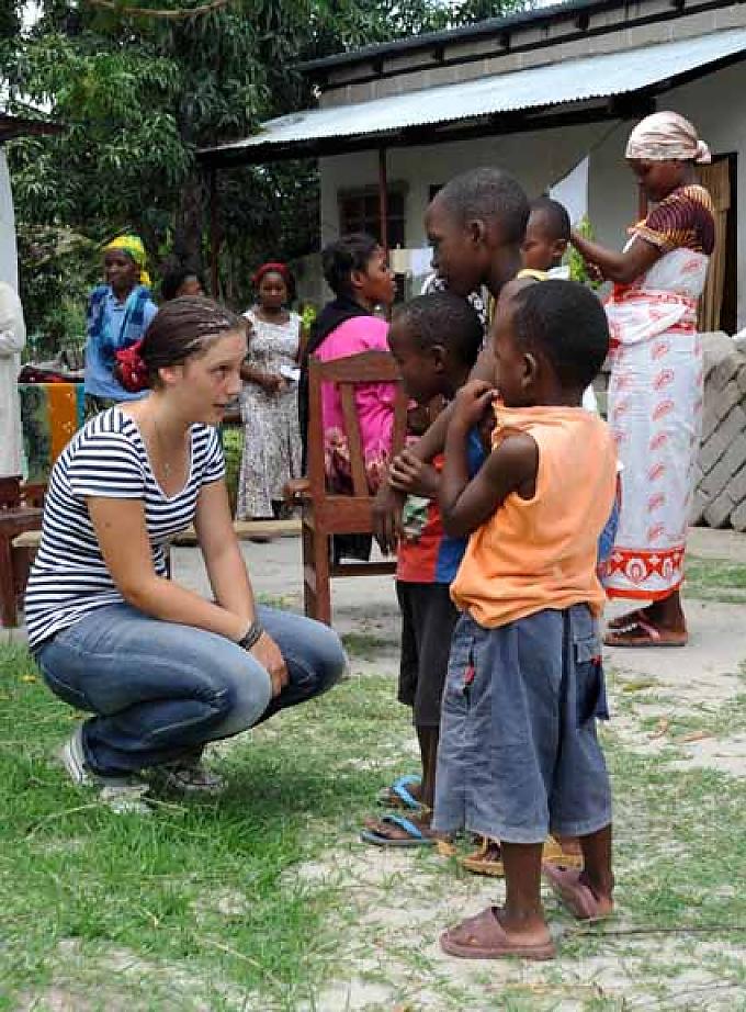 Womans Group in Mailumaja im Distrikt Kibaha. Eva mit Kindern Womans Group in Mailumaja im Distrikt Kibaha. Eva mit Kindern