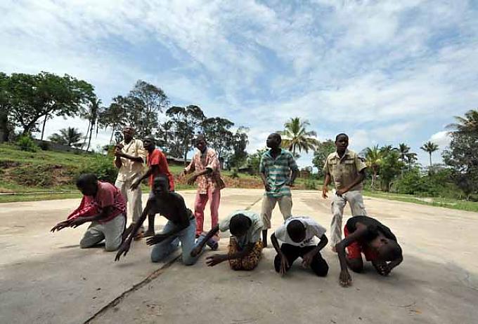 Kinder üben traditionelle Tänze. Kinder üben traditionelle Tänze.